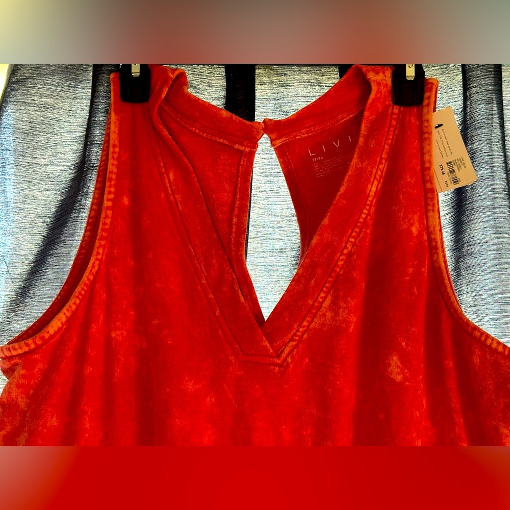 NWOT Livi 22/24 jumper in gradient red. Two pockets in front inseam is 20”.